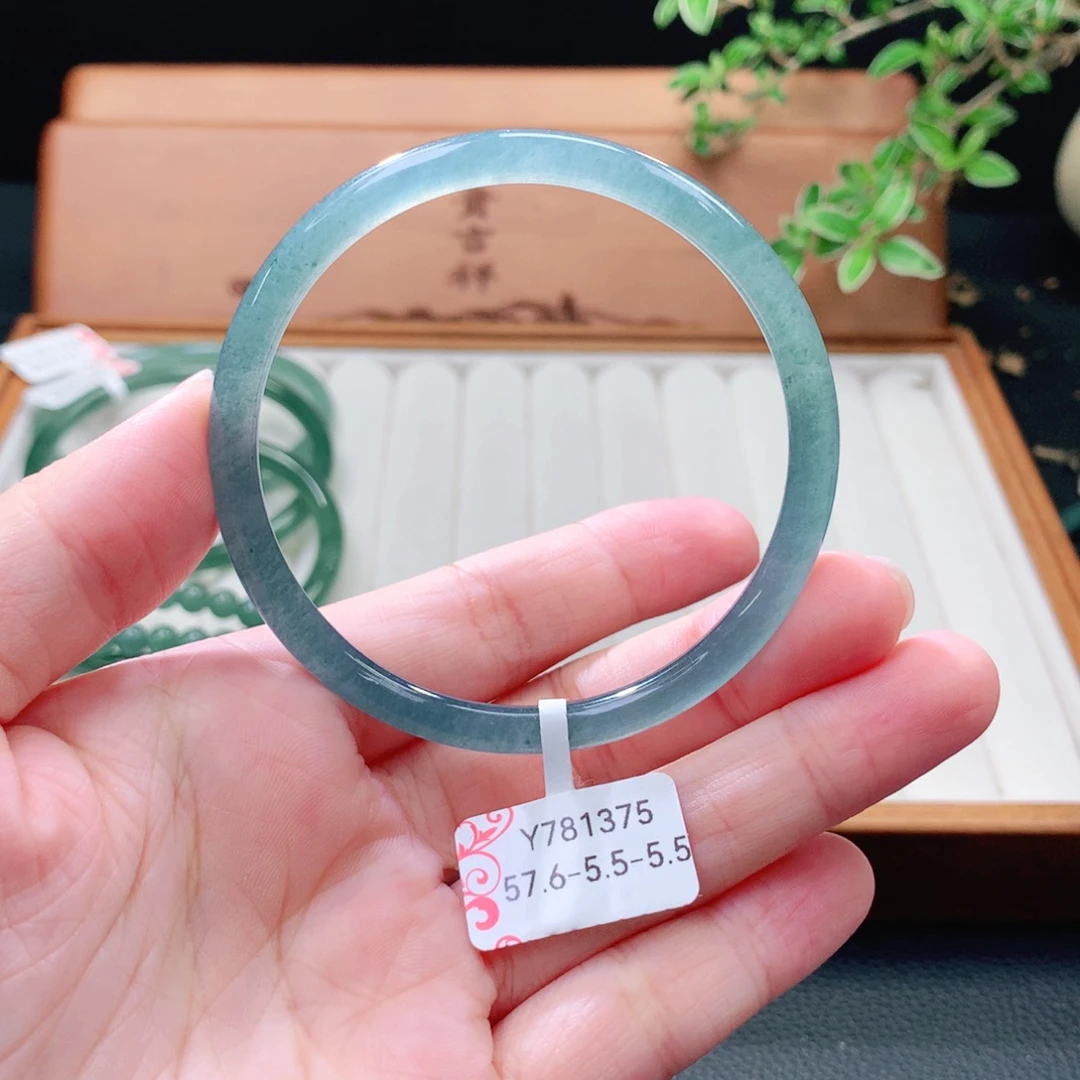 翡翠未镶嵌手镯（圆镯）