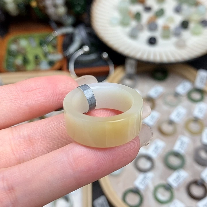 和田玉戒指未镶嵌一口鹅黄糖白