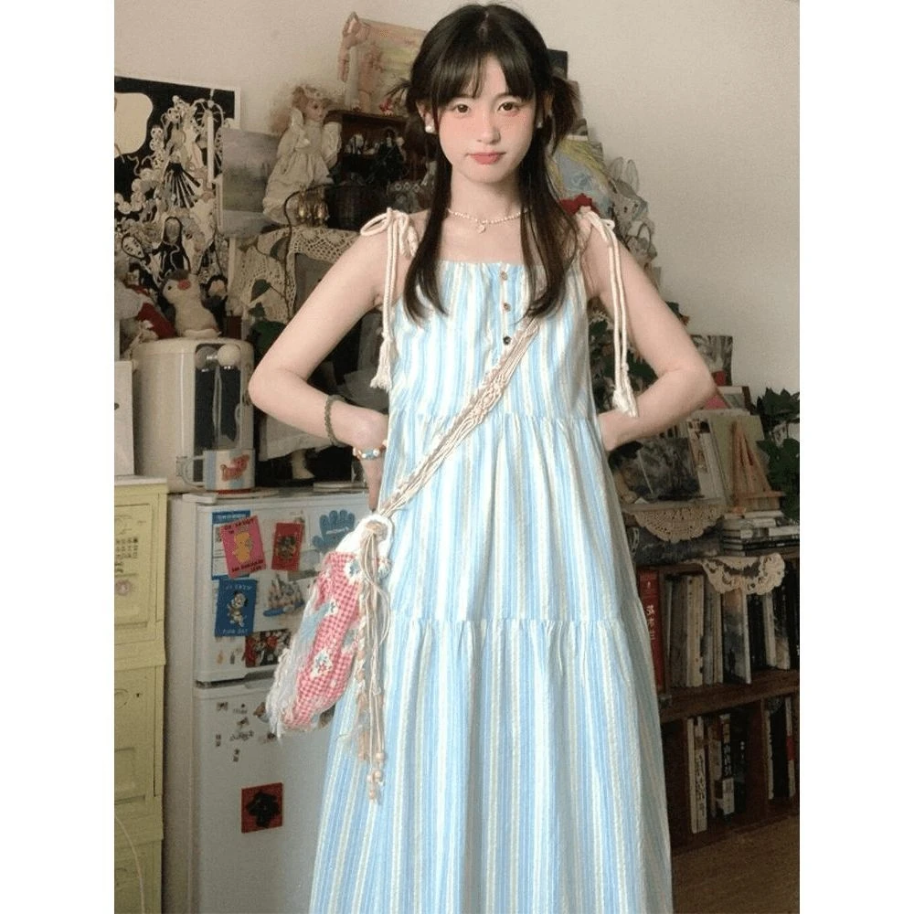 小众度假风挂脖吊带连衣裙女夏季新款复古宽松外穿字大款裙子潮显