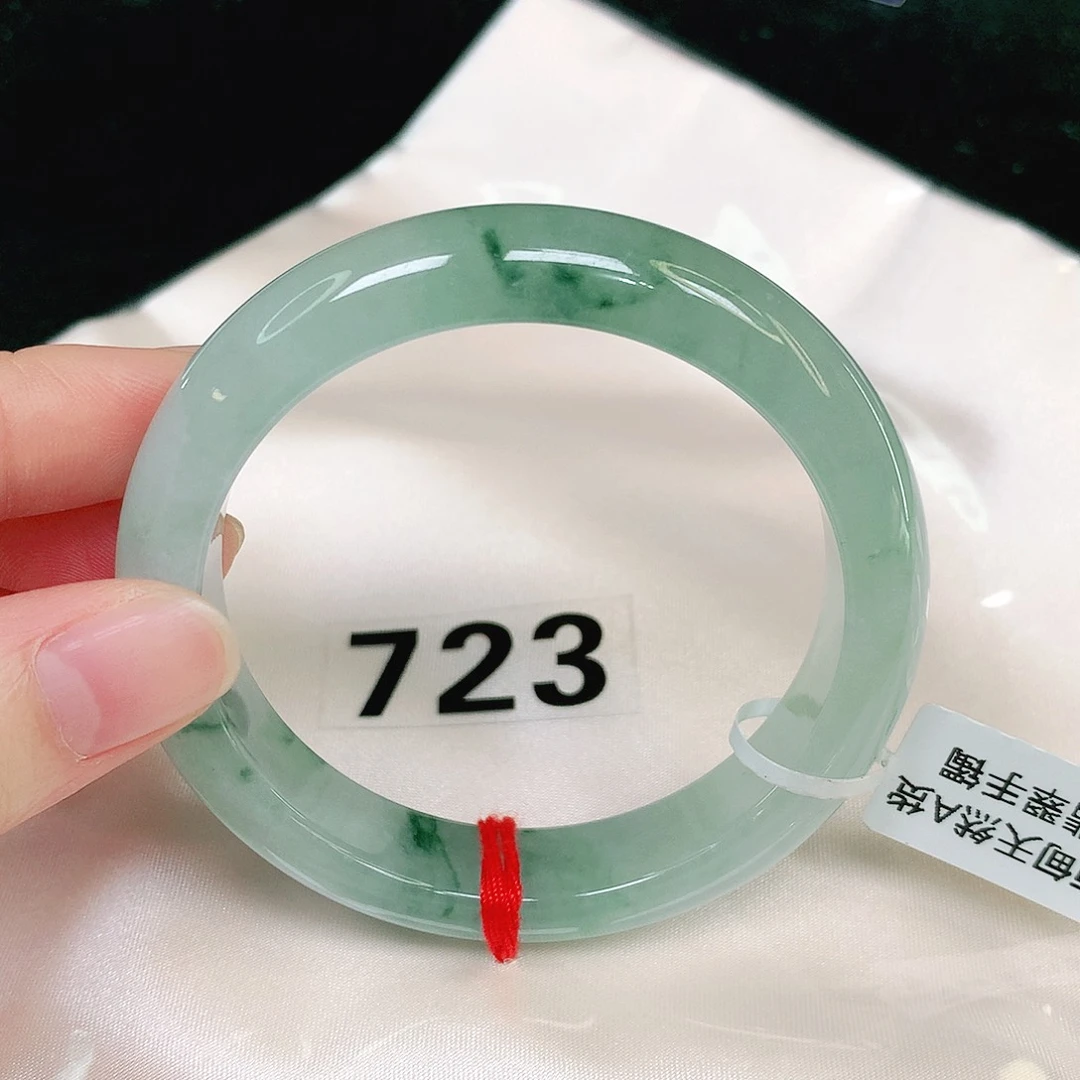 翡翠手镯未镶嵌翡翠手镯未镶嵌