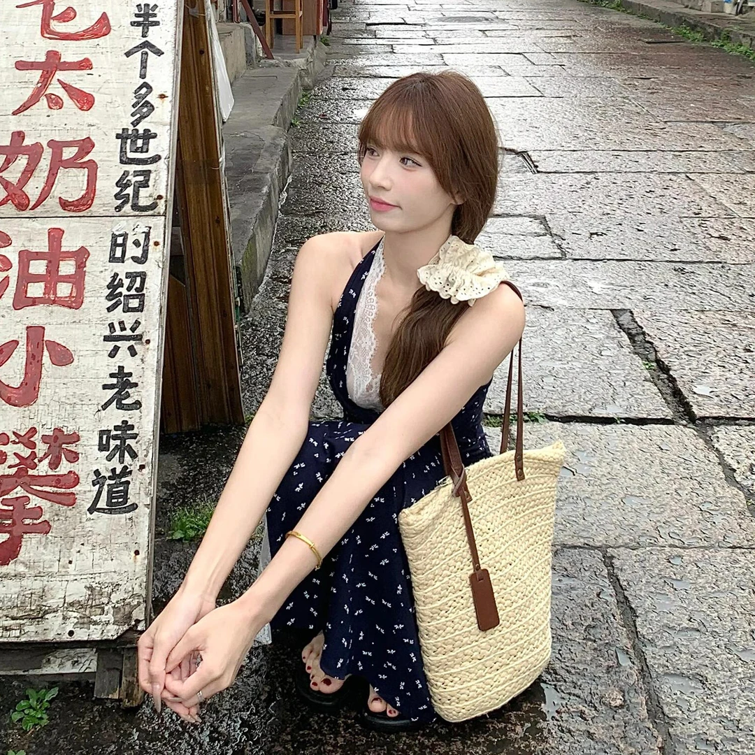 纯欲度假风蓝色挂脖吊带连衣裙女夏高级感开叉蕾丝包臀气质长裙子