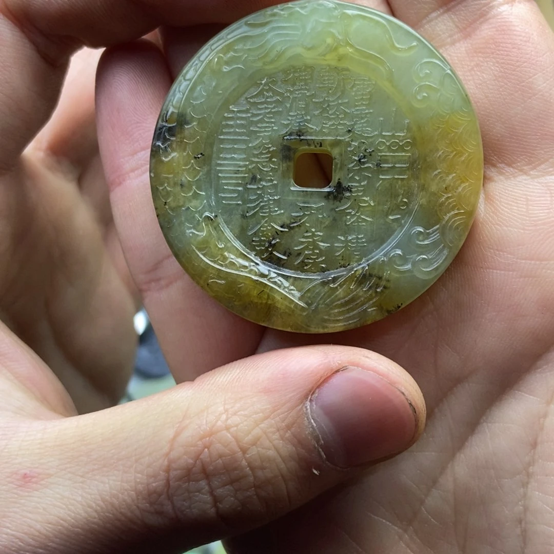 蛇纹石玉颈饰未镶嵌龙**?