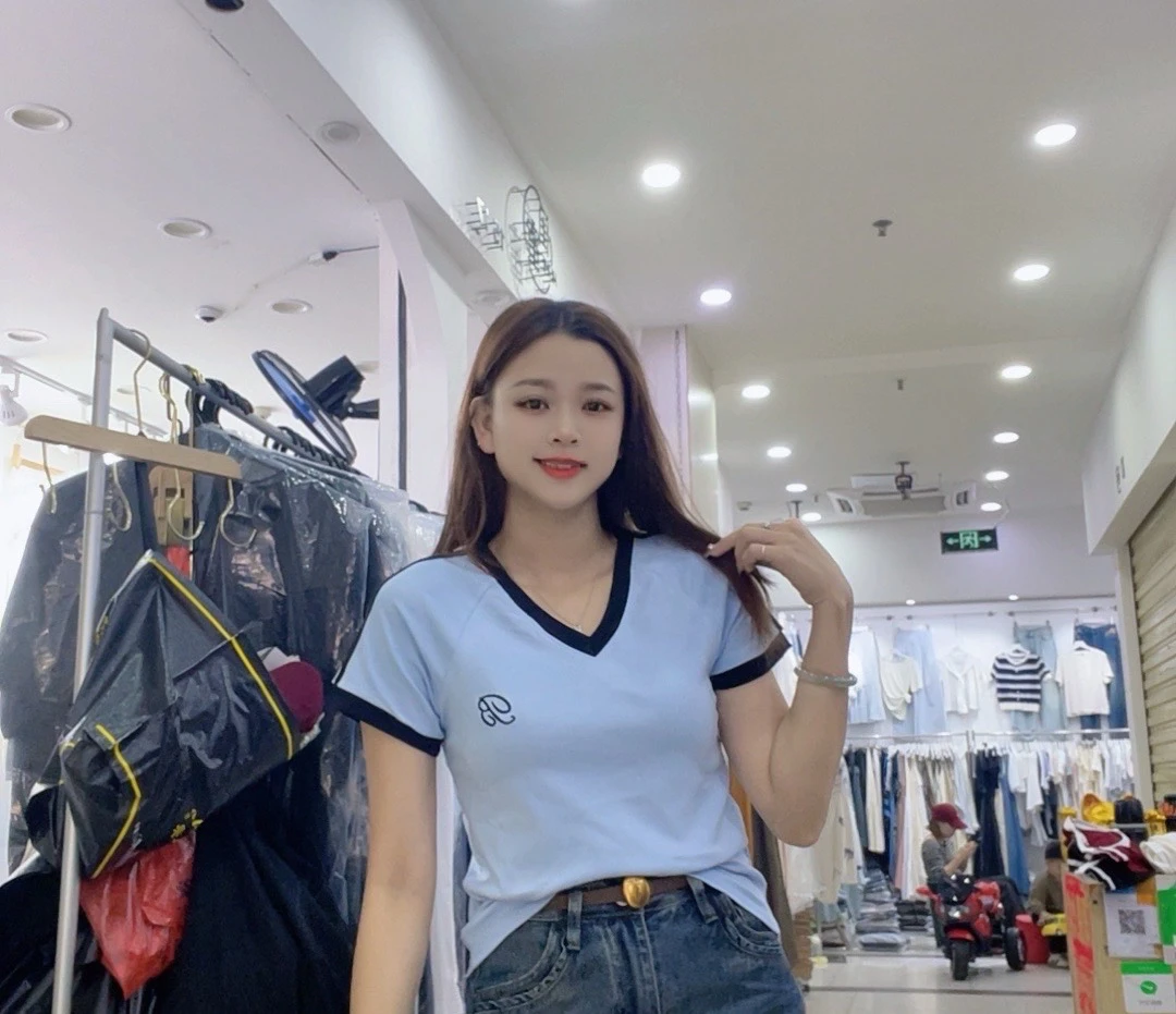 [菲菲家]新款休闲V领拼接刺绣百搭上衣24