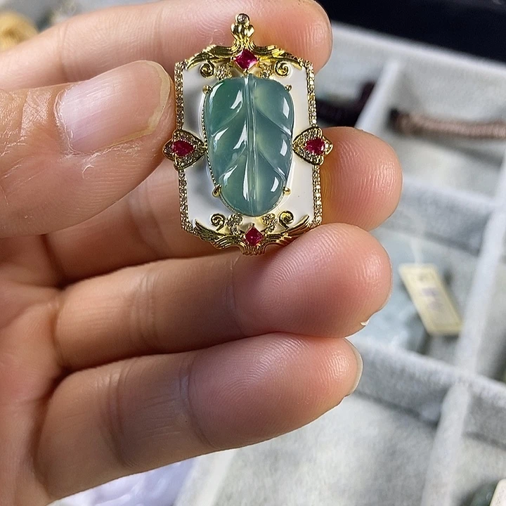 翡翠未镶嵌吊坠(赠链)
