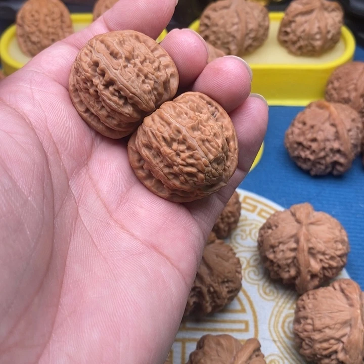 核桃手串/手链见**人三角白狮子头34尺有点白