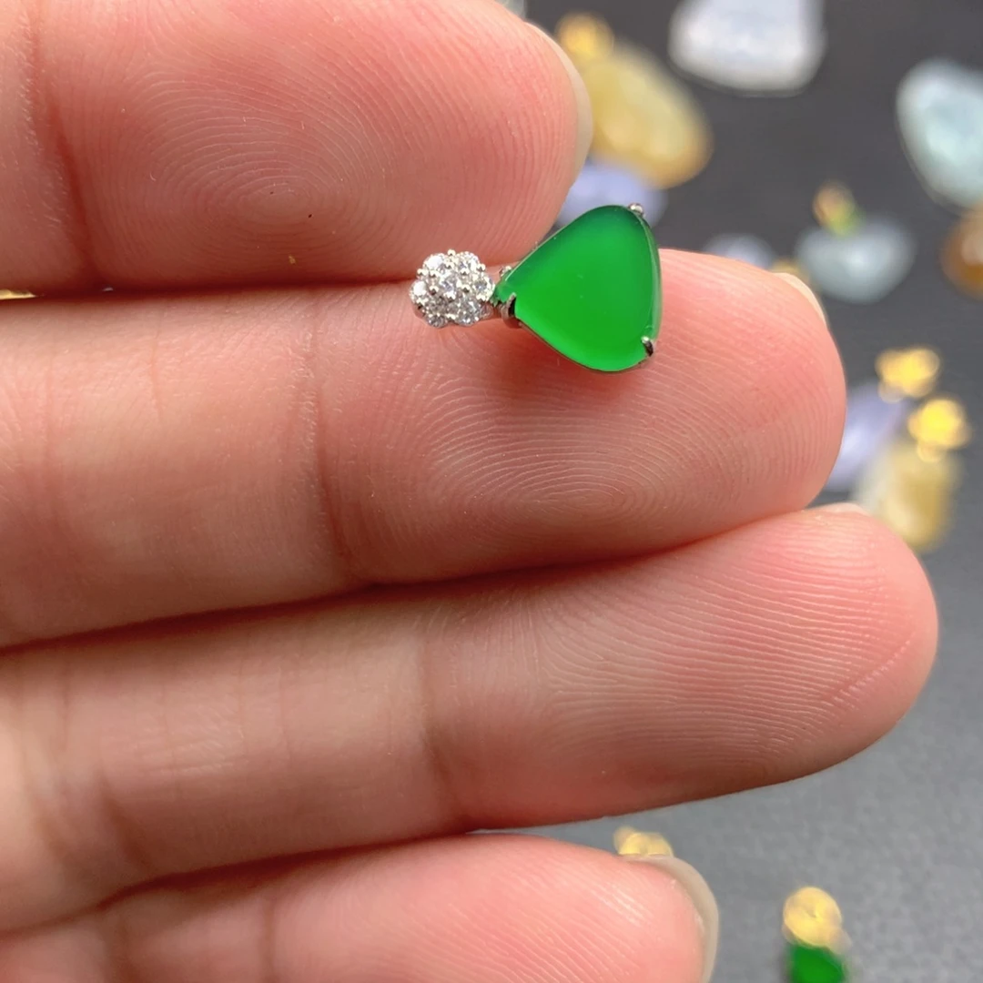 【闪购商品】颈饰18K金镶嵌翡翠翡翠