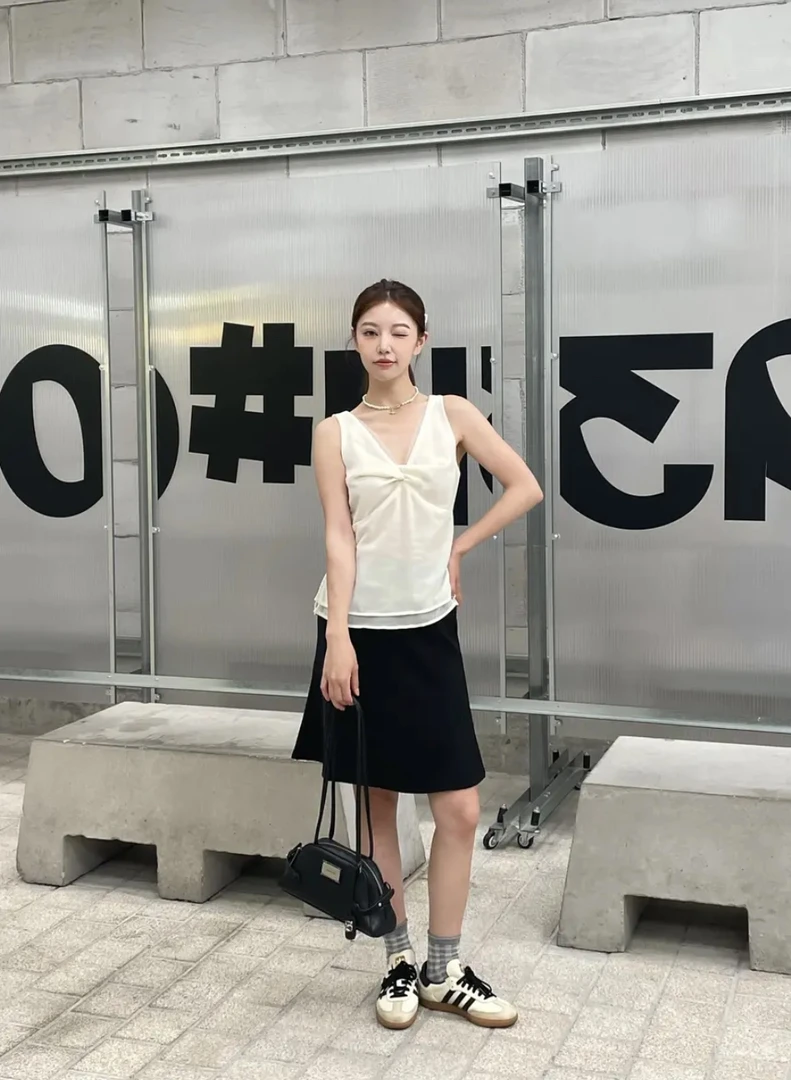 2025夏季新款显瘦黑色鱼尾短裙时尚百搭宽松白色吊带背心女套装