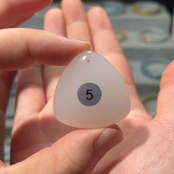 石英质玉（金丝玉）未镶嵌颈饰阿*