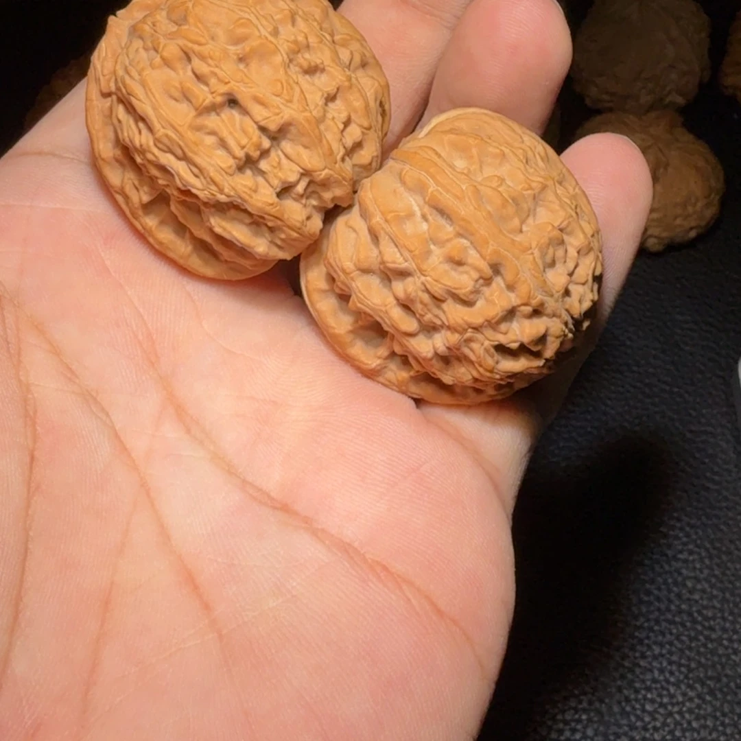 文玩核桃吊坠练白狮子