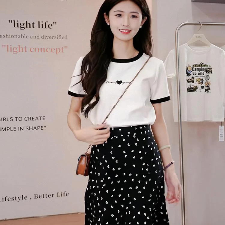 简约慵懒风小个子穿搭印花显瘦上衣2025春季新款短袖正肩白色t恤