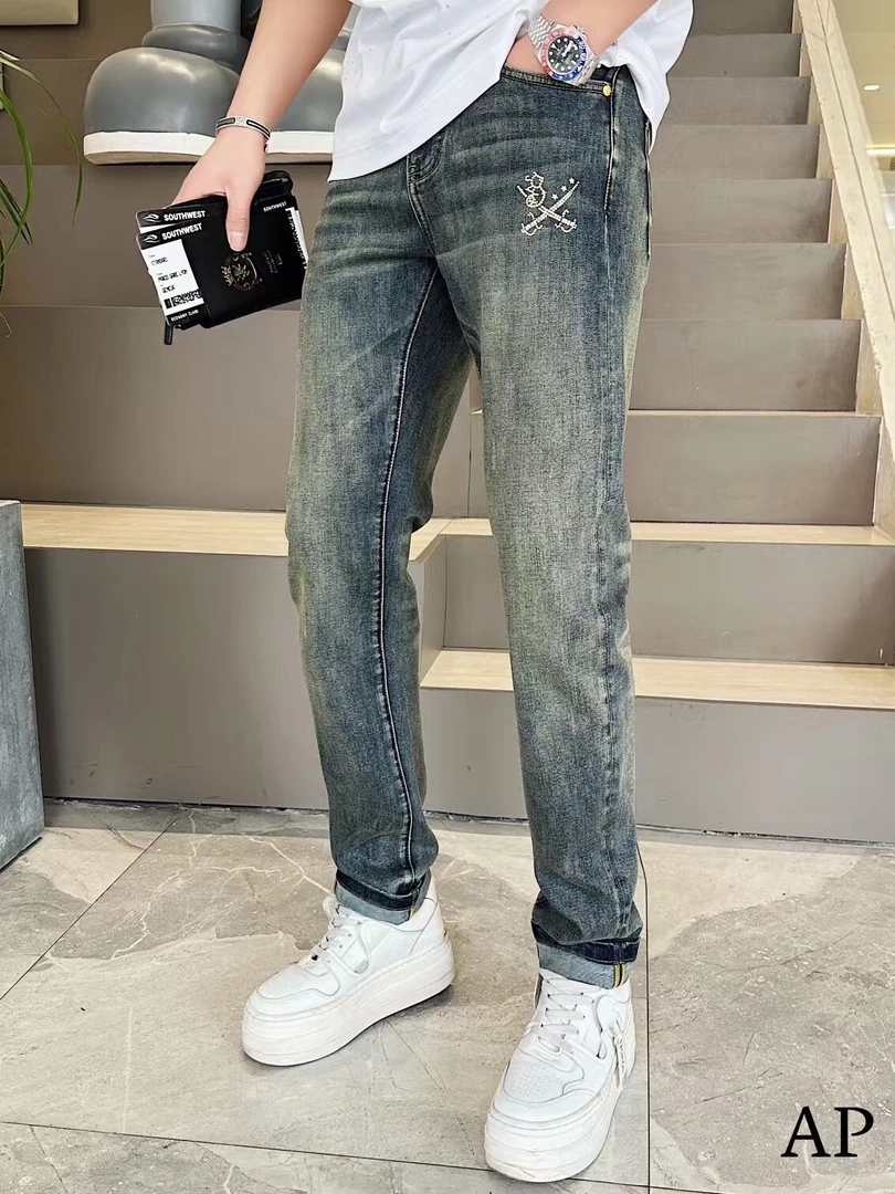 中兴服饰2025春季新款高工艺烫钻休闲男士蓝色牛仔裤修身AP9006