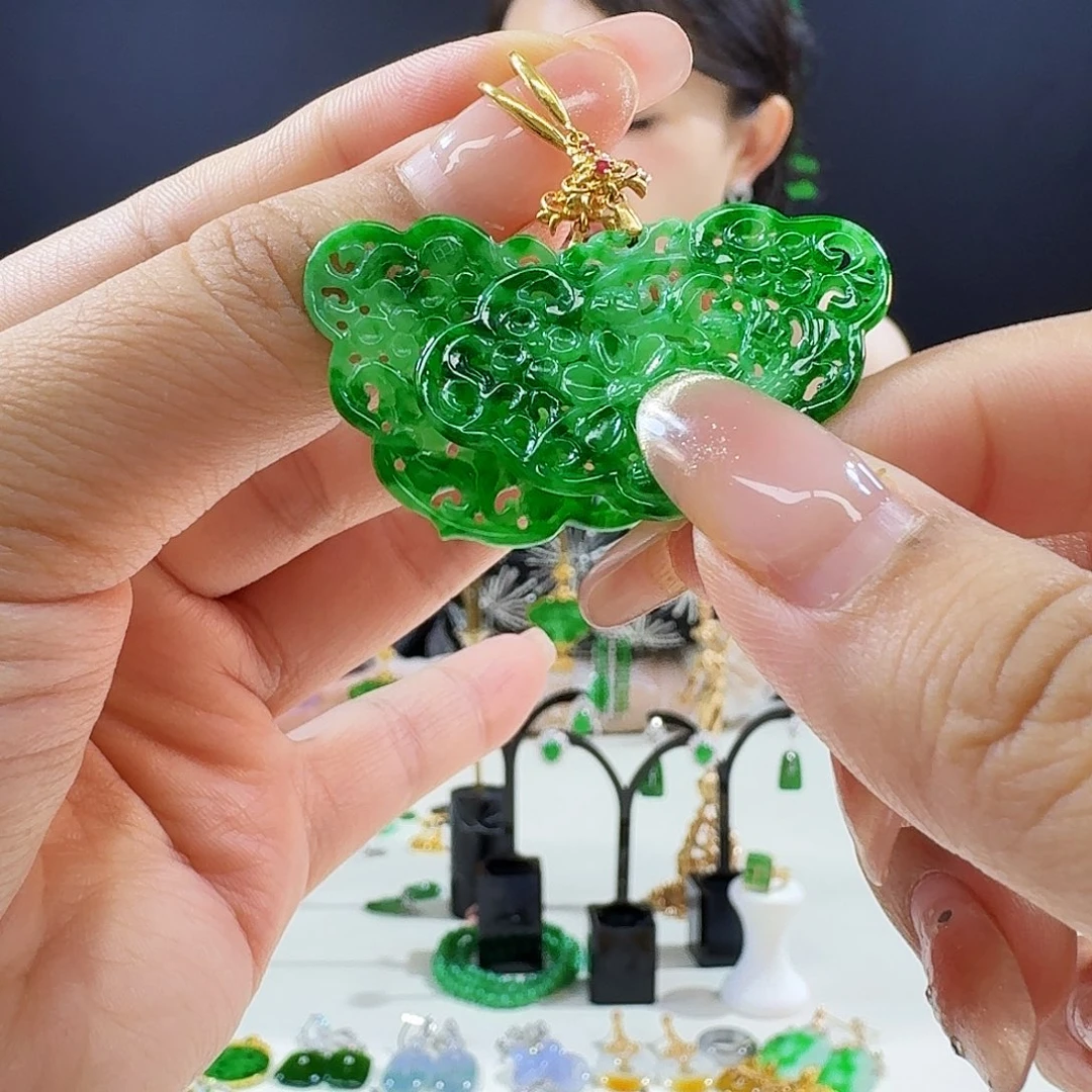 18K金镶嵌翡翠耳饰18k镶嵌背面有瑕