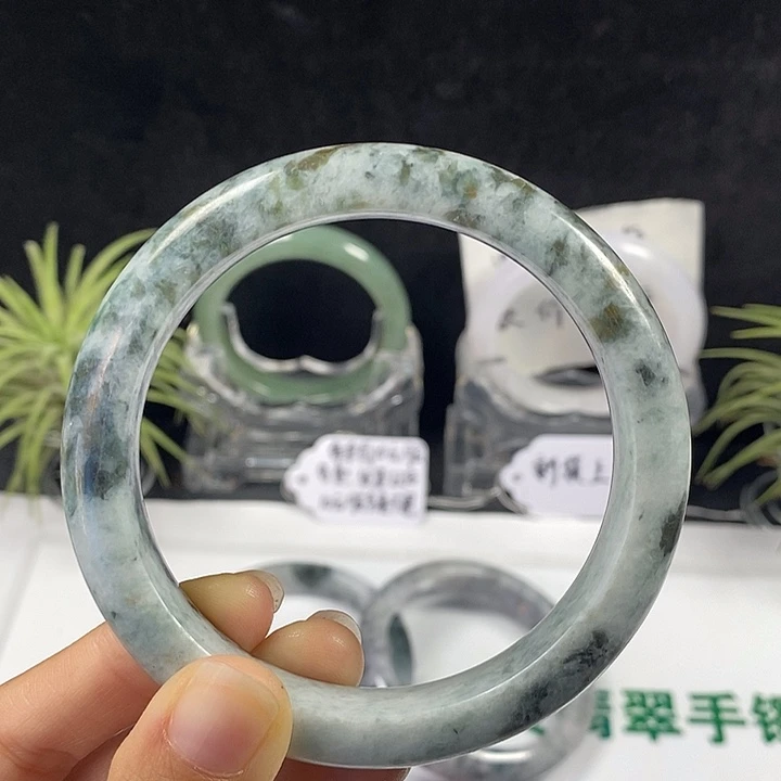 未镶嵌手镯翡翠46号。 63圈