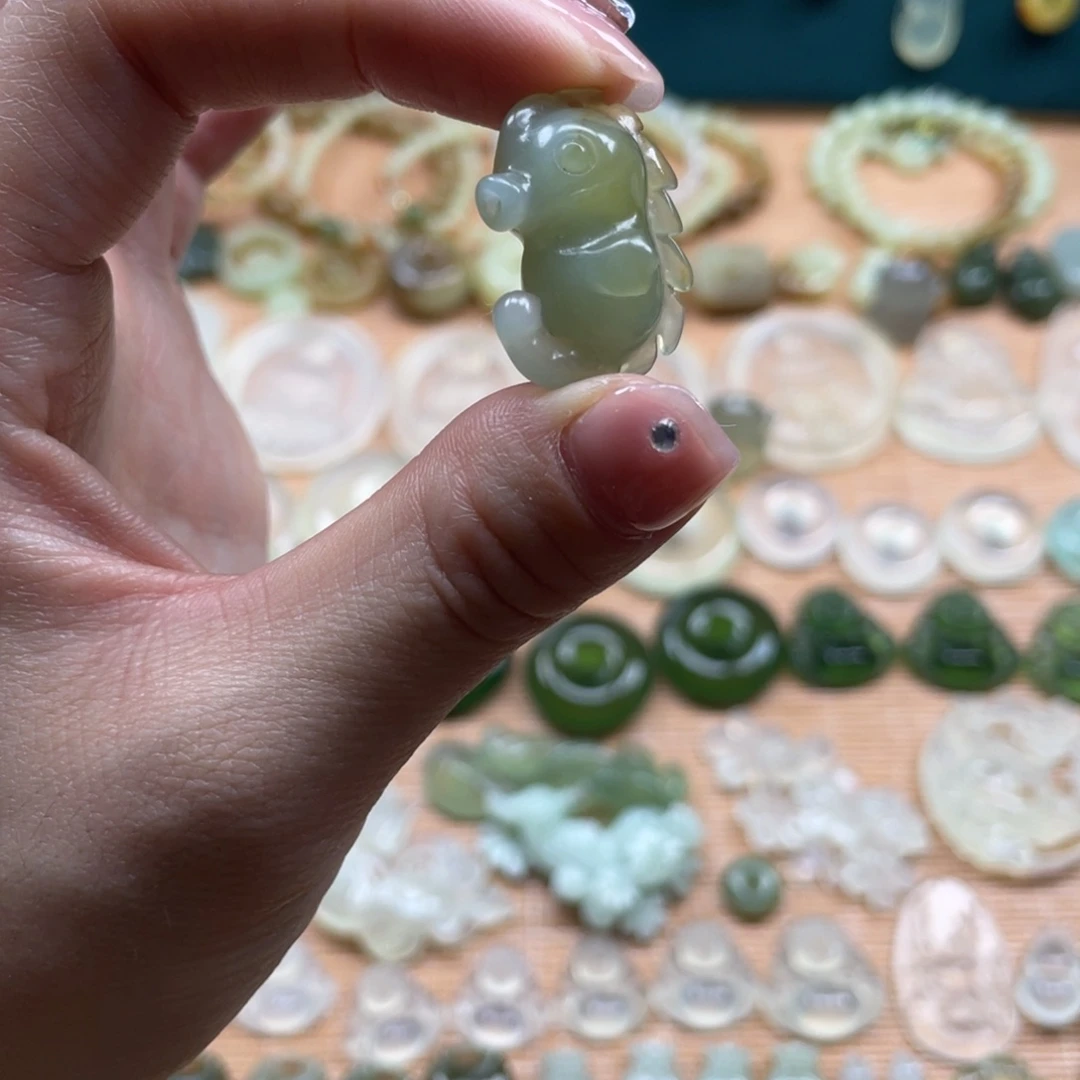 蛇纹石玉未镶嵌颈饰