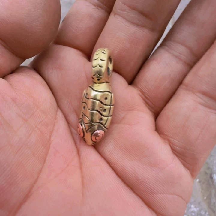 大*子侧挂小铜件一枚