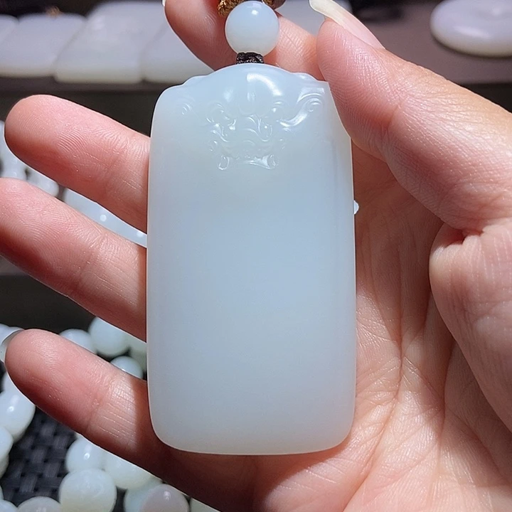 颈饰未镶嵌和田玉（白玉）