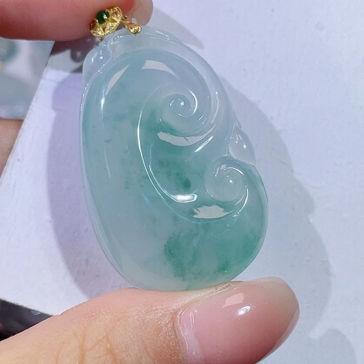 颈饰18K金镶嵌翡翠如意