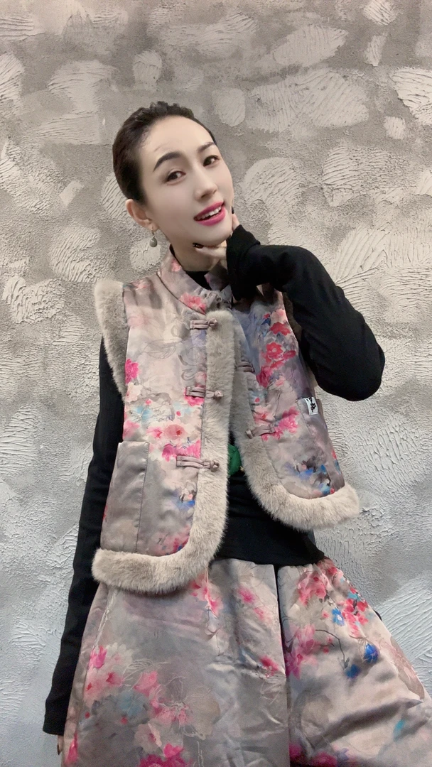 原创新款粉花带毛边马甲（定制款）