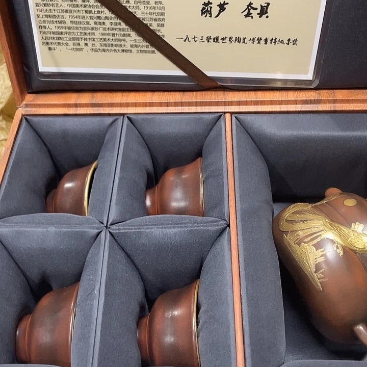 紫砂茶壶原矿泥料手工制作的一把紫砂壶。