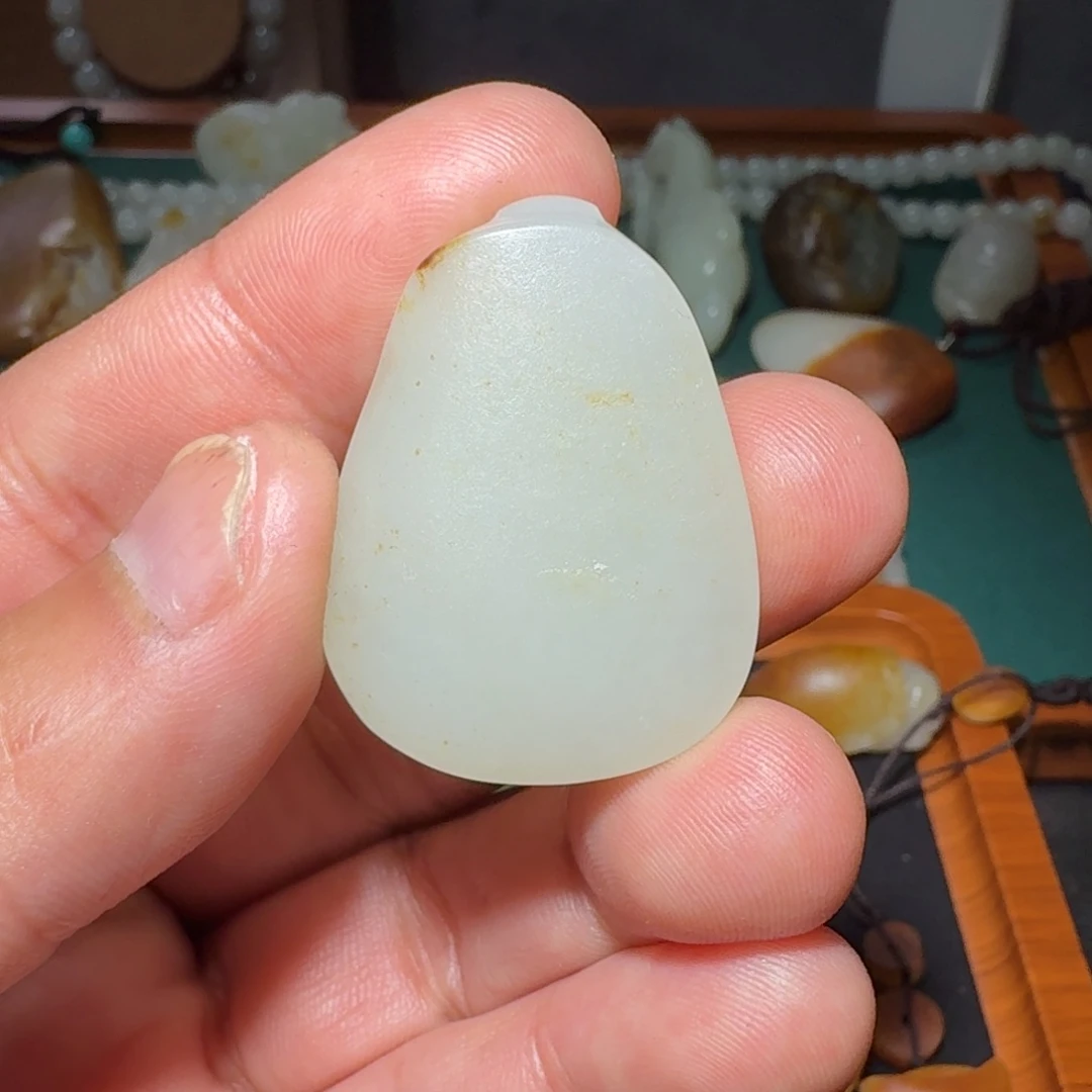 王***珏和田玉未镶嵌颈饰