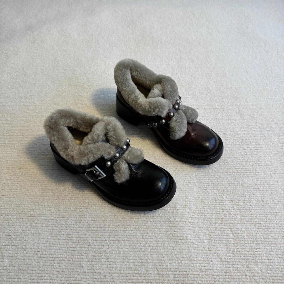 六也 「复古毛毛」圆头粗跟铆钉皮带扣加绒保暖深口通勤单鞋L1239