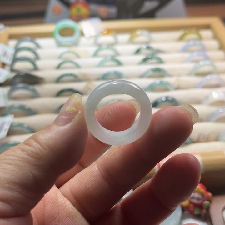 翡翠未镶嵌戒指白冰