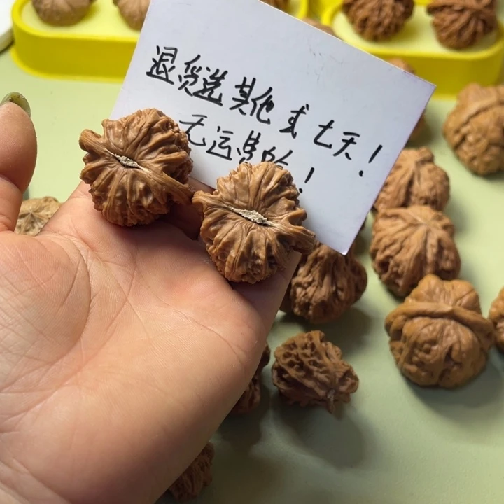 九***嫂手把件雕刻核桃白狮子