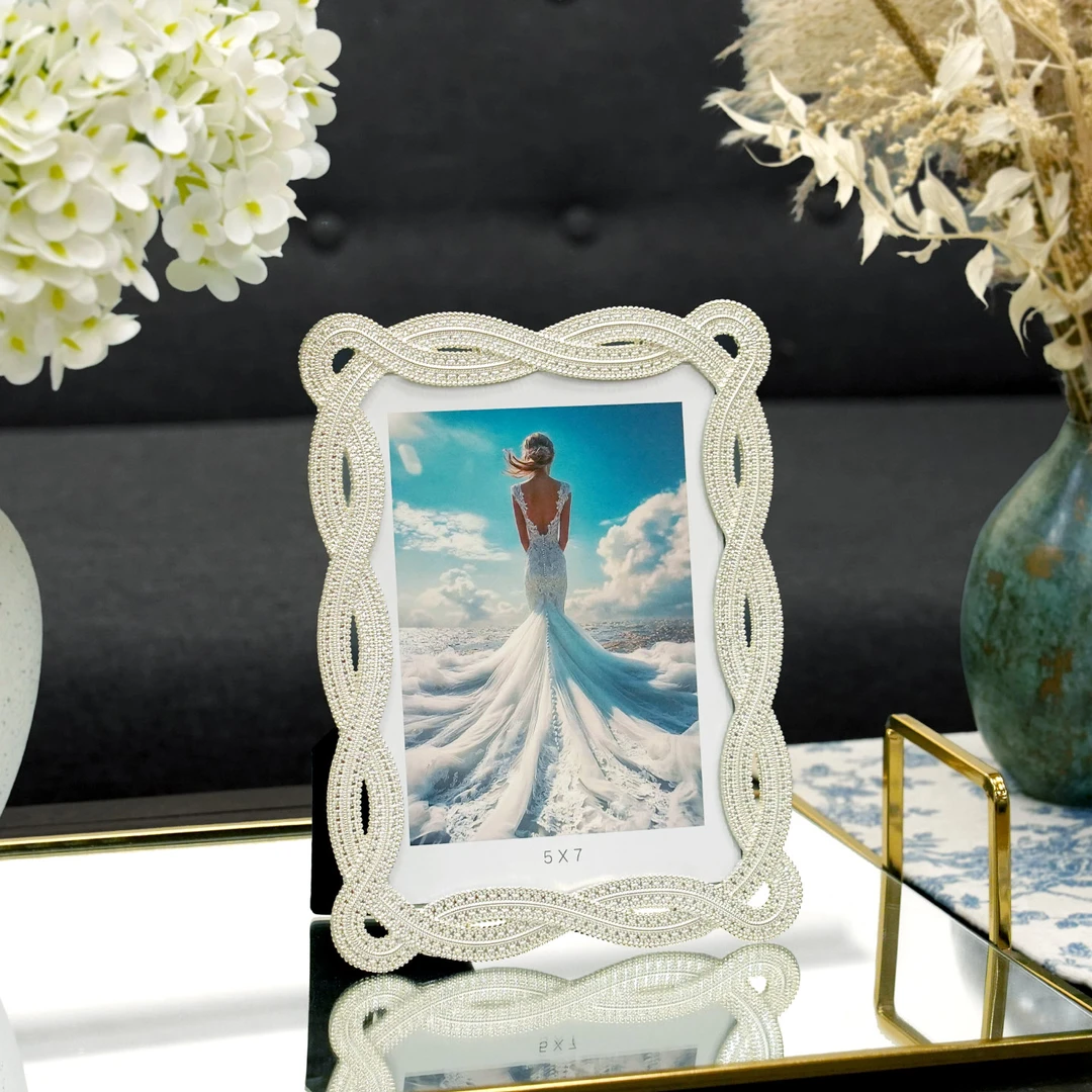 现代时尚轻奢风金属相框美式高级感创意相架金色摆台7寸摆台