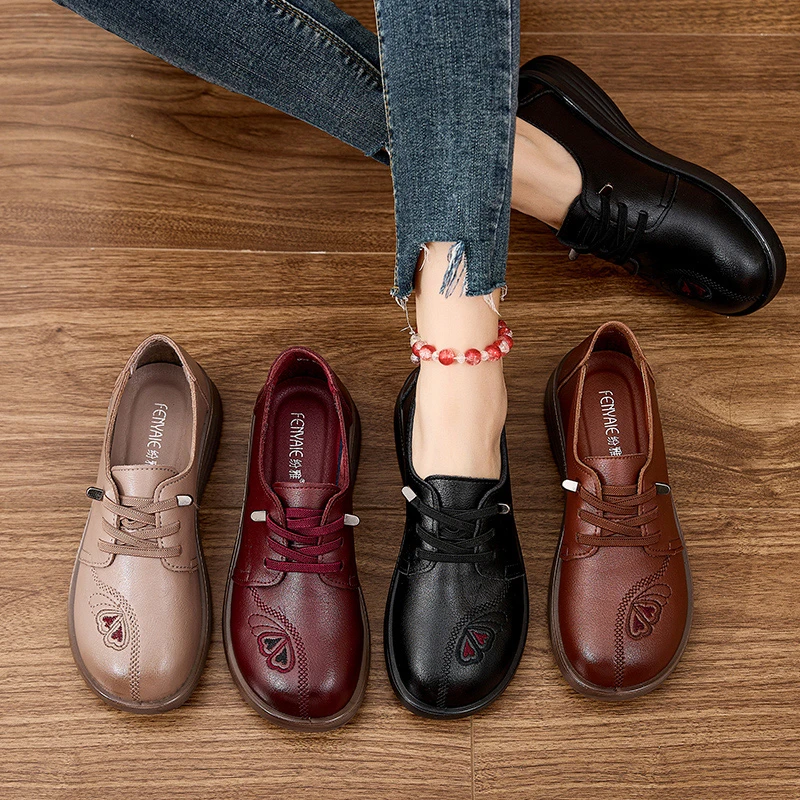 2025秋季新款妈妈鞋休闲软底防滑单鞋中老年皮鞋舒适平底奶奶鞋