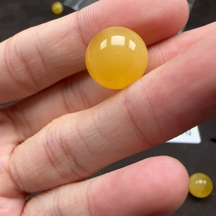 未镶嵌琥珀裸石天然90