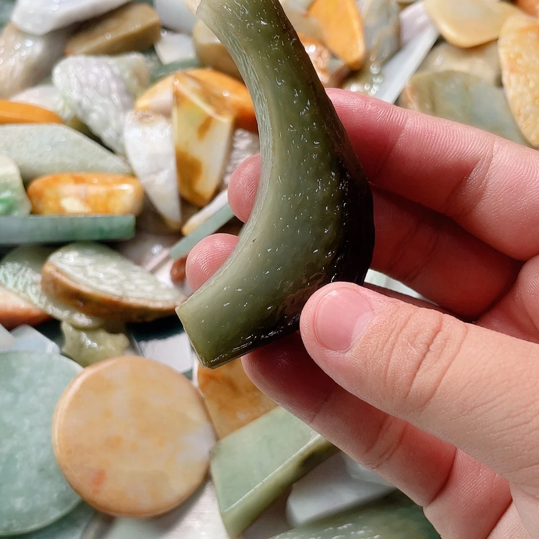 翡翠颈饰未镶嵌单**族