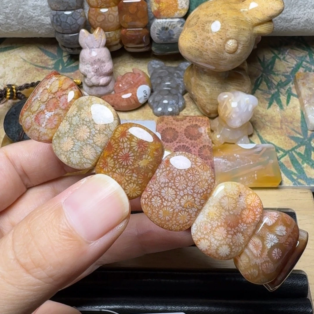 小***伊硅化玉带晶洞的白冰果冻，三角金蟾未镶嵌