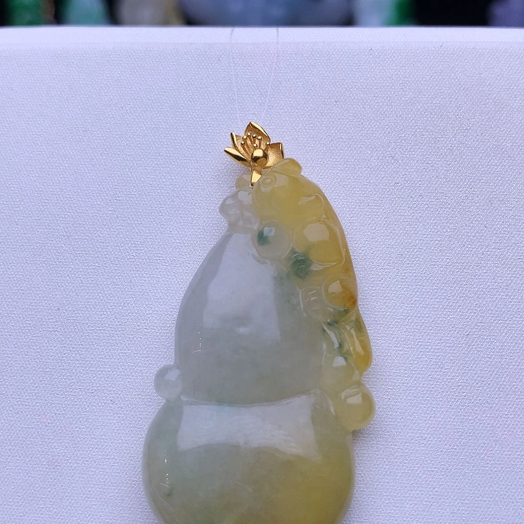 翡翠18K金镶嵌颈饰葫芦