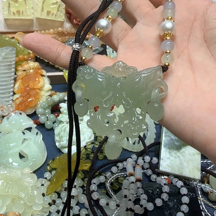 未镶嵌蛇纹石玉吊坠