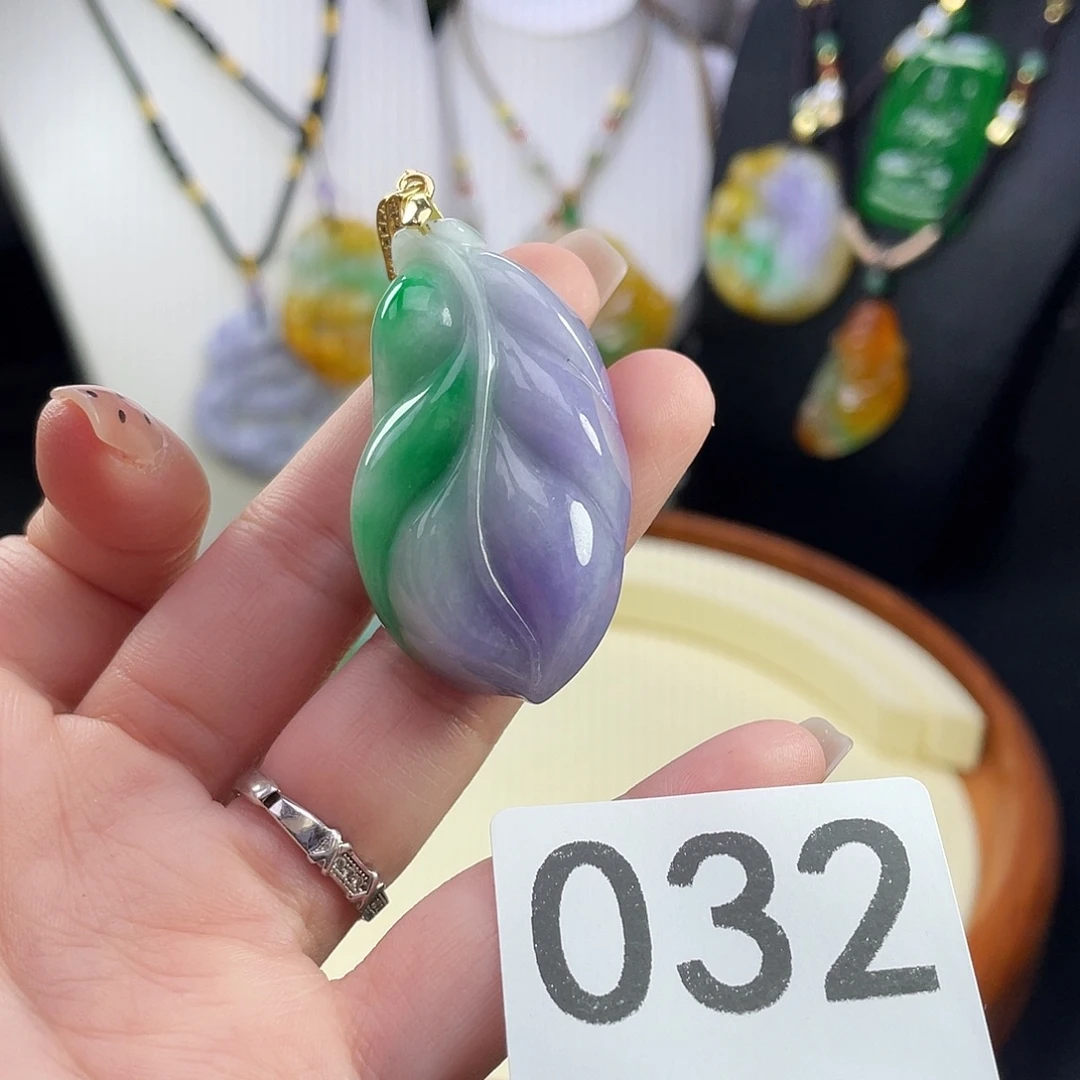 翡翠未镶嵌吊坠(赠链)