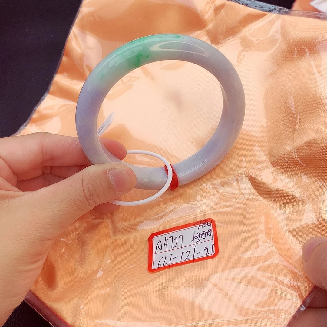 翡翠手镯未镶嵌翡翠