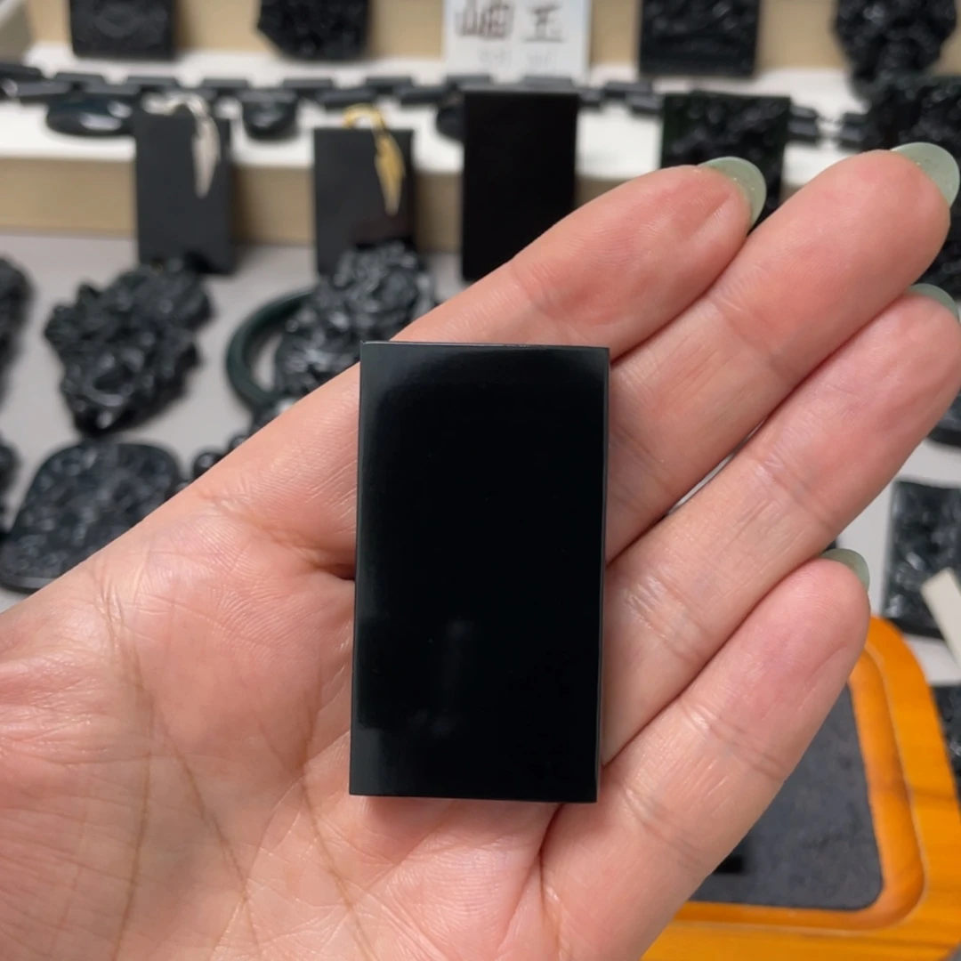 王***哥蛇纹石玉未镶嵌吊坠