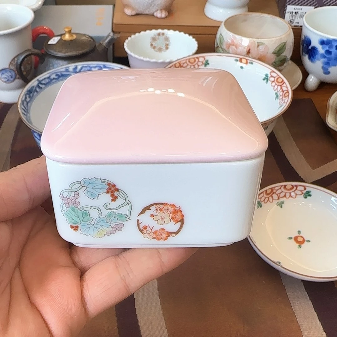 在家门口看到他俩小孩
