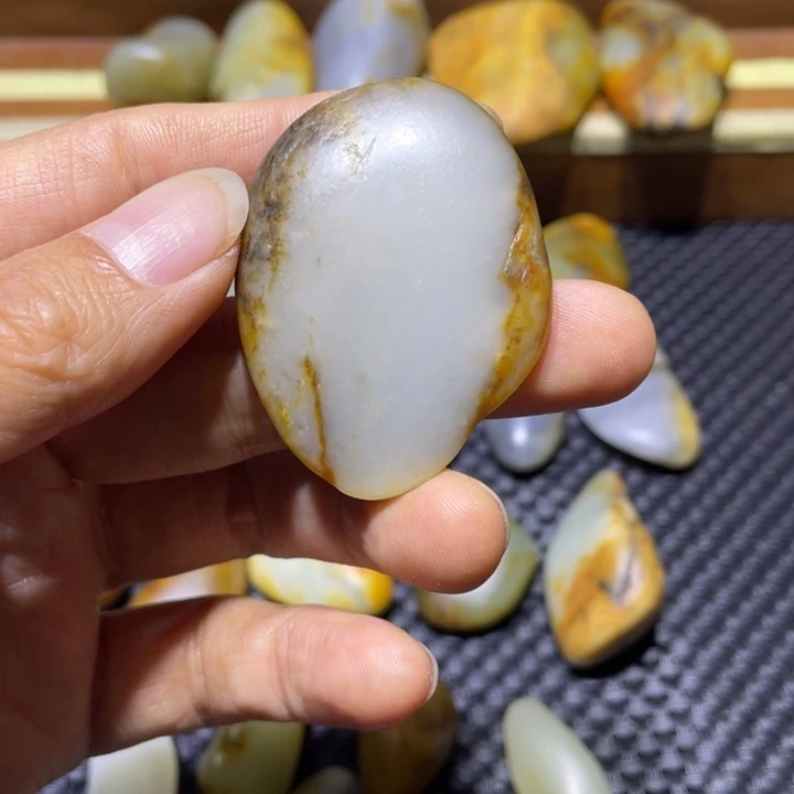 秦***力和田玉未镶嵌珠宝奇石