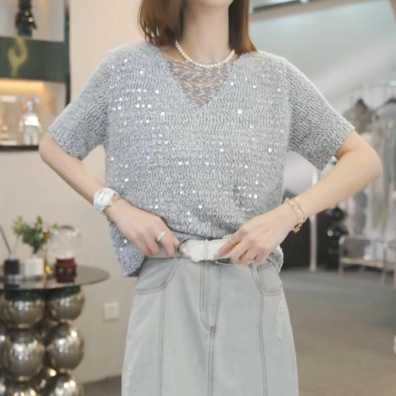 今年流行漂亮设计感超好看温柔蓝破洞v领亮片冰丝短袖t恤衫女夏季