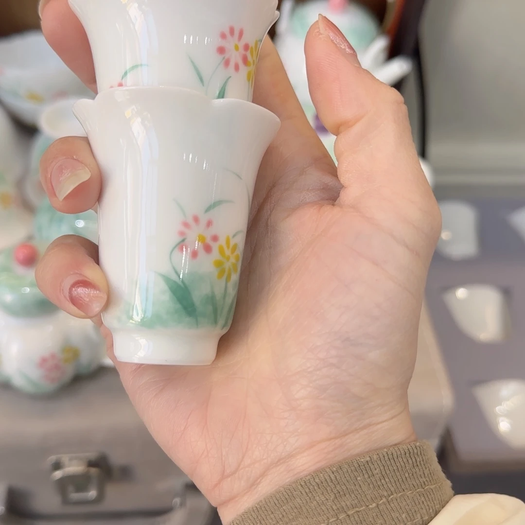 两只大鹅一起去海边