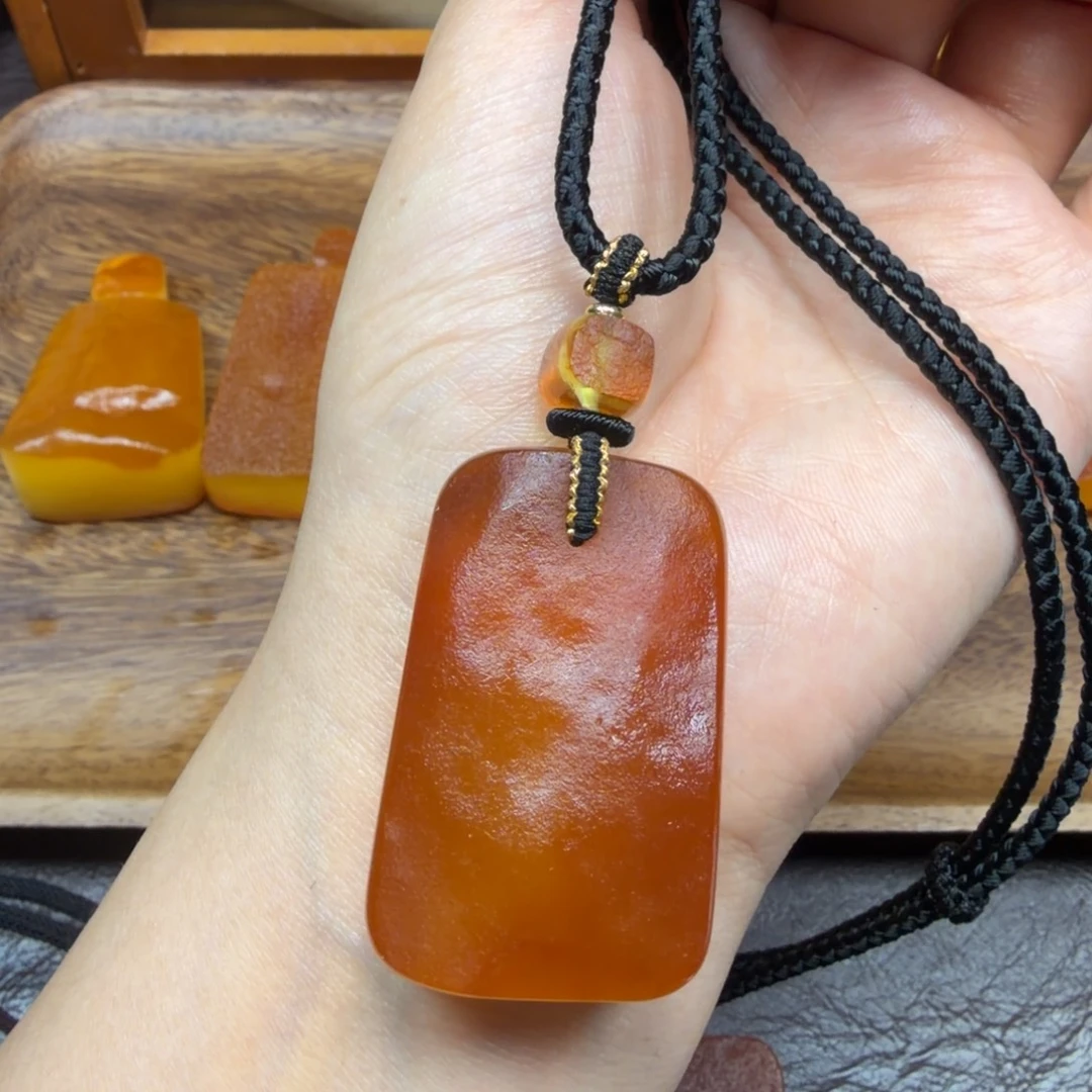 琥珀未镶嵌吊坠(赠链)