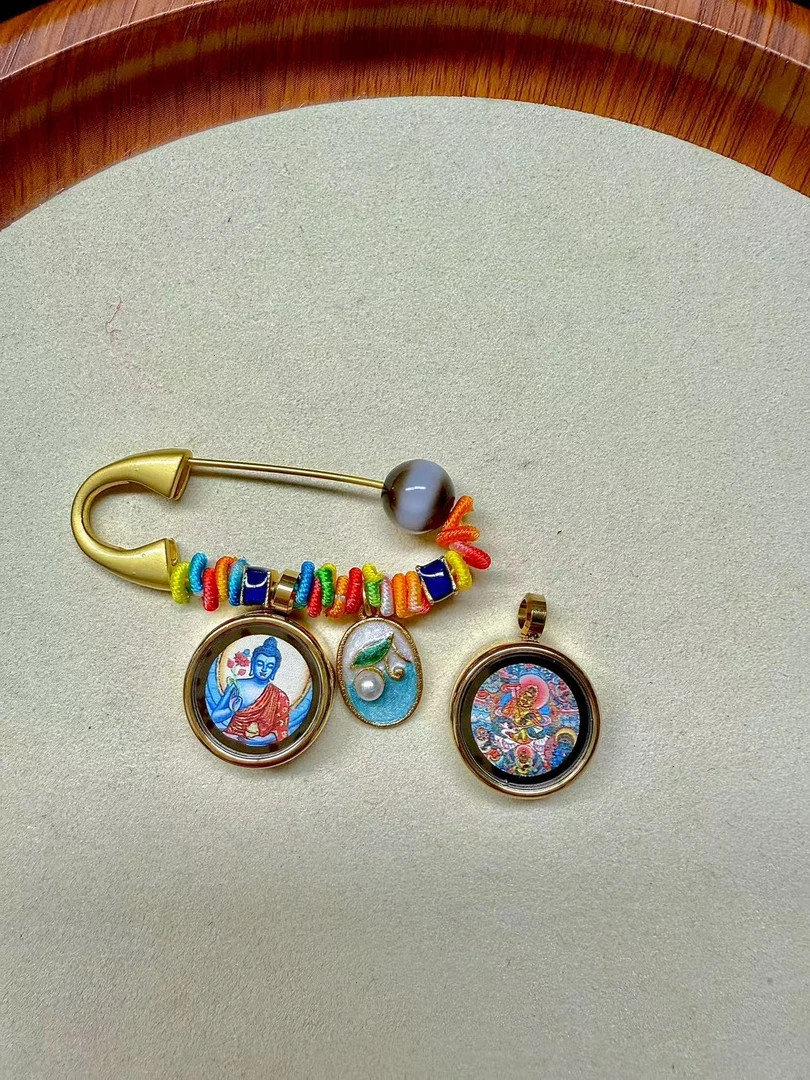 【灰姑娘原创】药师佛财宝天王双面小圆牌胸针M1121