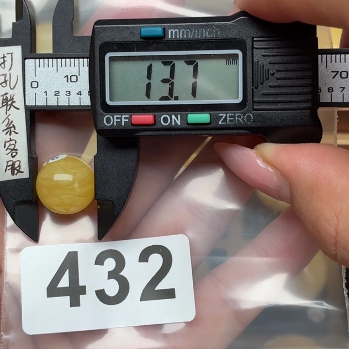 阳****未镶嵌琥珀裸石蜜蜡