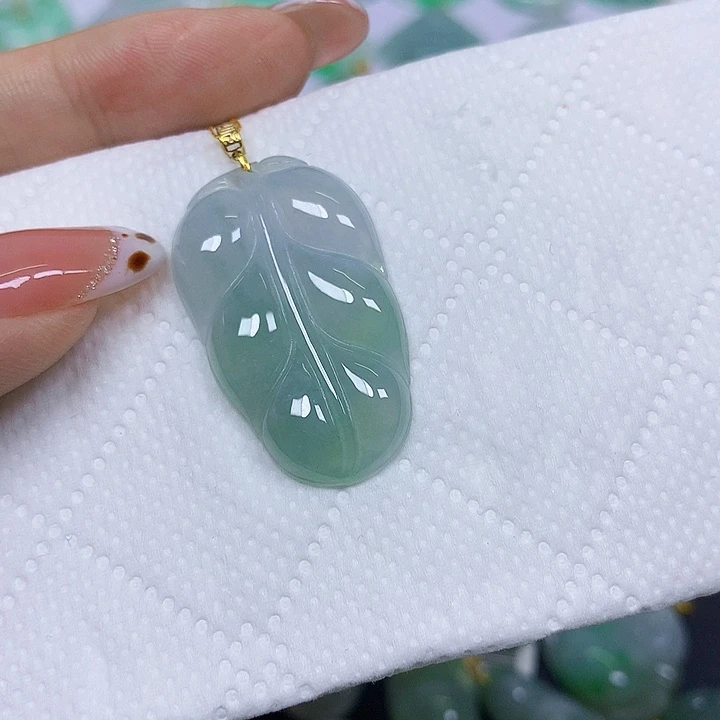翡翠18K金镶嵌颈饰挂件