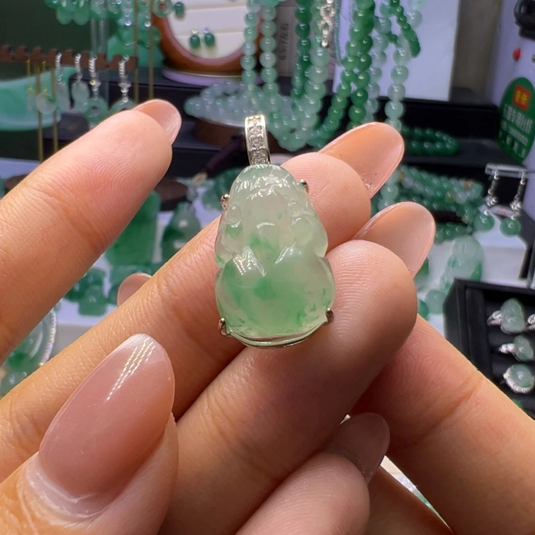 石英质玉（非洲翠）未镶嵌颈饰