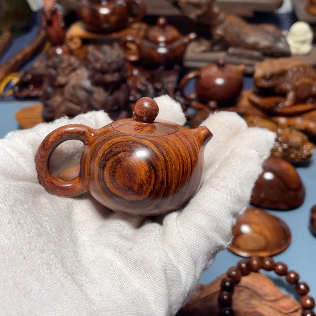 轻***月把件黄花梨/降香黄檀