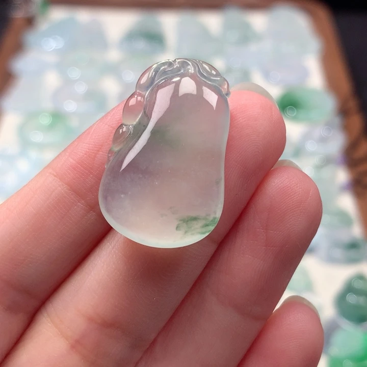 翡翠未镶嵌颈饰冰种飘花福瓜