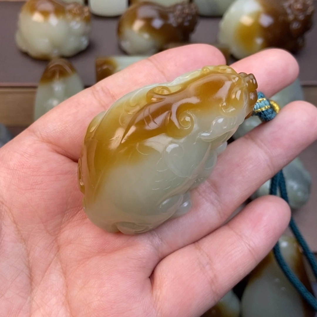 颈饰未镶嵌和田玉（糖玉）