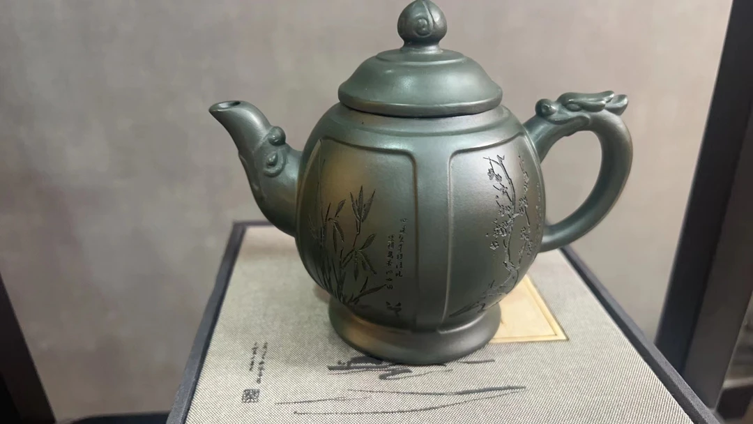 宜兴市DT904梅兰竹菊双龙宫灯墨绿泥紫砂壶